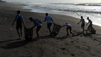 Aksi itu untuk memperingati Hari Bersih-bersih Sedunia atau World Cleanup Day. 