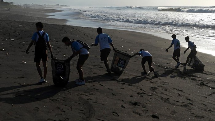Sejumlah siswa SMP memungut sampah plastik yang berserakan saat aksi bersih-bersih di Pantai Padang Galak, Denpasar, Bali, Sabtu (16/9/2023). Kegiatan tersebut diikuti 300 peserta untuk menumbuhkan kepedulian masyarakat terhadap kebersihan pantai dalam rangka memperingati Hari Bersih-bersih Sedunia atau World Cleanup Day. ANTARA FOTO/Nyoman Hendra Wibowo/foc.
