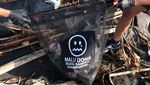 Aksi Siswa SMP Bersih-bersih Sampah di Pantai Padang Galak