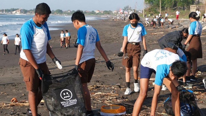 Sejumlah siswa SMP memungut sampah plastik yang berserakan saat aksi bersih-bersih di Pantai Padang Galak, Denpasar, Bali, Sabtu (16/9/2023). Kegiatan tersebut diikuti 300 peserta untuk menumbuhkan kepedulian masyarakat terhadap kebersihan pantai dalam rangka memperingati Hari Bersih-bersih Sedunia atau World Cleanup Day. ANTARA FOTO/Nyoman Hendra Wibowo/foc.