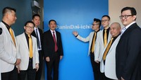 Presiden Direktur Panin Dai-ichi Life Fadjar Gunawan (keempat kanan), turut hadir dengan didampingi Pjs. Chief Agency Officer Iskandar Wijaya (kiri), Head of Agency Sales, Johan Sutanto (kedua kiri), Owner General Agency 1 Billion Network Franky Wibowo (ketiga kiri).