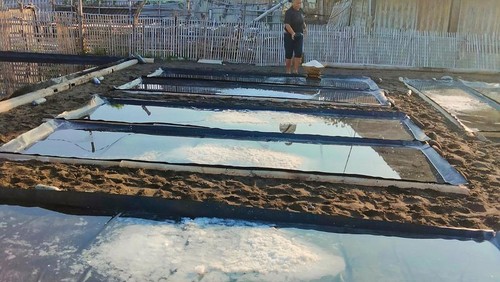 Potret aktivitas petani garam di Karangasem.