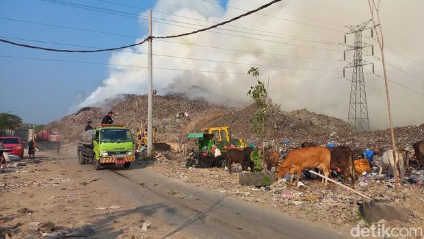 Petugas damkar berupaya memadamkan api yang membakar sampah di Tempat Pembuangan Akhir (TPA) Putri Cempo di Kelurahan Mojosongo, Kecamatan Jebres, Kota Solo, Sabtu (16/9/2023).