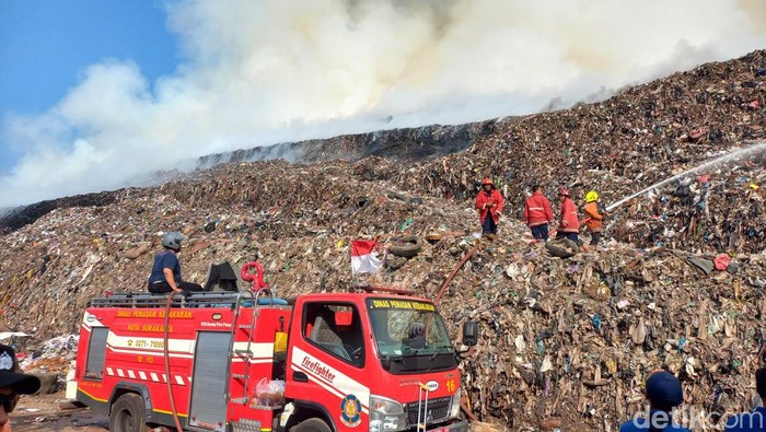 Petugas damkar berupaya memadamkan api yang membakar sampah di Tempat Pembuangan Akhir (TPA) Putri Cempo di Kelurahan Mojosongo, Kecamatan Jebres, Kota Solo, Sabtu (16/9/2023).