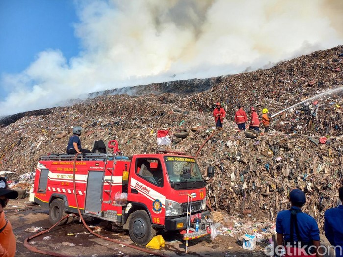 Petugas damkar berupaya memadamkan api yang membakar sampah di Tempat Pembuangan Akhir (TPA) Putri Cempo di Kelurahan Mojosongo, Kecamatan Jebres, Kota Solo, Sabtu (16/9/2023).