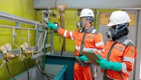 Sebagai perusahaan yang memiliki komitmen terhadap keberlanjutan, SIG berupaya berpartisipasi dalam upaya pelestarian ozon sesuai Protokol Montreal dengan kehadiran fasilitas pemusnah Bahan Perusak Ozon (BPO) yang telah beroperasi sejak 2007 dan yang pertama di Asia Tenggara, tampak karyawan melakukan pengecekan flow meter sebelum dilakukan pemusnahan Bahan Perusak Ozon (BPO) di Pabrik Narogong, Jawa Barat, Sabtu (16/9) 