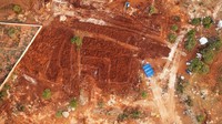 Alat berat seperti ekskavator telah disiagakan untuk menggali kuburan bagi korban banjir Libya.