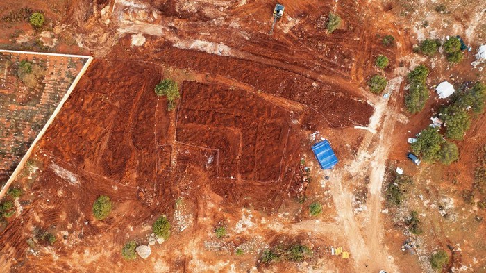 Ribuan warga meninggal akibat banjir di Libya. Saat ini sebagian dari korban telah dimakamkan secara massal di Kota Derna. Ini penampakan kuburan massal korban banjir tersebut.