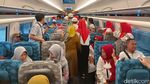 Potret Semringah Warga Halim Jajal Kereta Cepat