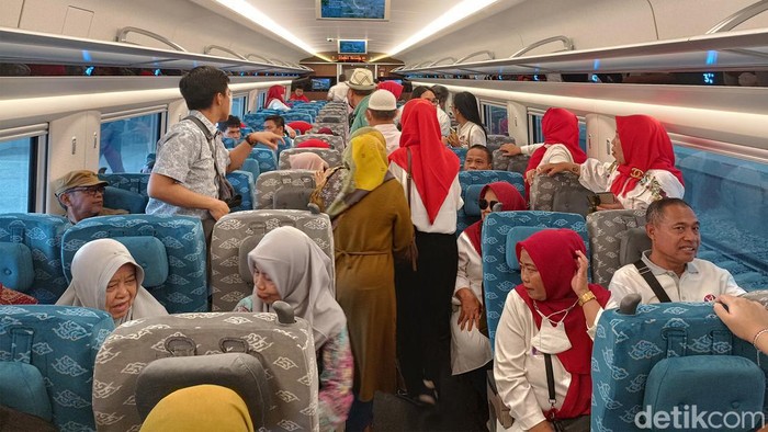 Warga dari Komplek Trikora Halim Perdana Kusuma, Jakarta Timur diundang menjajal Kereta Cepat Jakarta-Bandung, Sabtu (16/9/2023).