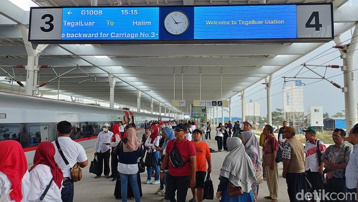 Warga dari Komplek Trikora Halim Perdana Kusuma, Jakarta Timur diundang menjajal Kereta Cepat Jakarta-Bandung, Sabtu (16/9/2023).