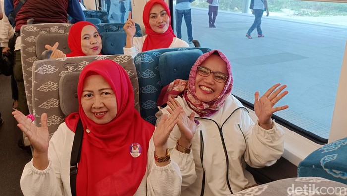 Warga dari Komplek Trikora Halim Perdana Kusuma, Jakarta Timur diundang menjajal Kereta Cepat Jakarta-Bandung, Sabtu (16/9/2023).