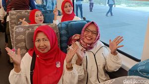Potret Semringah Warga Halim Jajal Kereta Cepat