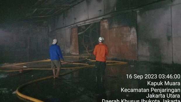 Proese pemadaman kebakaran pabrik sandal di Jakut