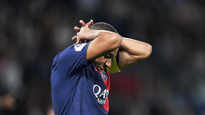 PSGs Kylian Mbappe reacts after missing a scoring chance during the French League One soccer match between Paris Saint Germain and Nice at Parc des Princes stadium in Paris, Friday, Sept. 15, 2023. (AP Photo/Michel Euler)
