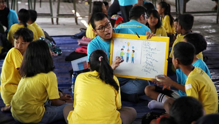 Puluhan Anak Antusias Ikut Literasi Baca Tulis Puluhan anak antusia mengikuti kegiatan literasi baca tulis di Jakarta. Kegiatan itu diselenggarakan oleh McDonald's Indonesia.