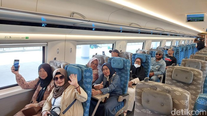 Puluhan warga Desa Cibiru Hilir Kecamatan Cileunyi begitu antusias saat menjajal uji coba terbatas kereta cepat Bandung-Jakarta, Sabtu (16/9/2023).