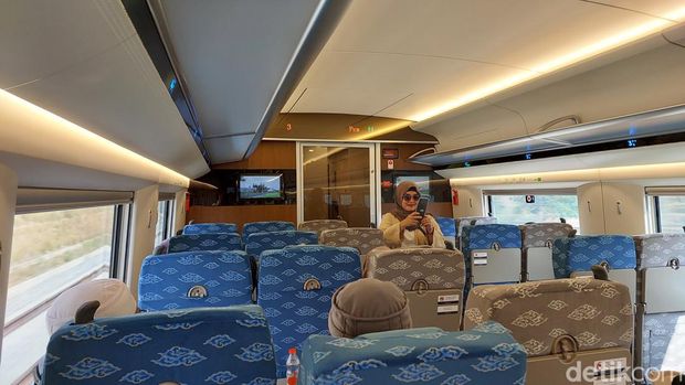 Puluhan warga Desa Cibiru Hilir Kecamatan Cileunyi begitu antusias saat menjajal uji coba terbatas kereta cepat Bandung-Jakarta, Sabtu (16/9/2023).