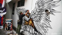 Sejumlah seniman membuat karya seni grafiti di kawasan Papanggo, Jakarta Utara, Sabtu (16/9/2023). 