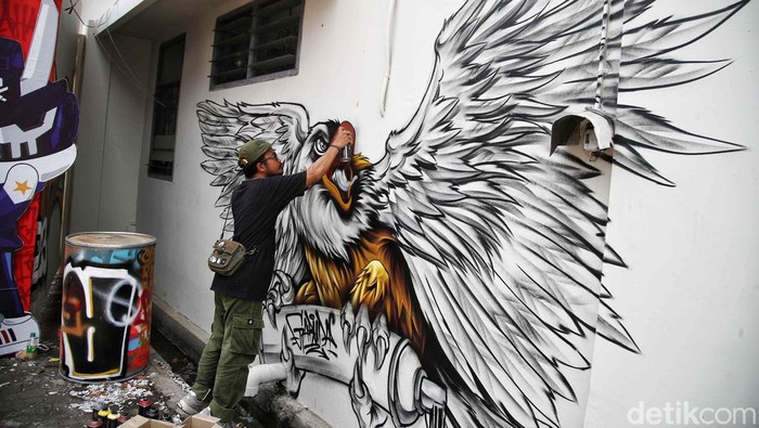 Ratusan Seniman Unjuk Gigi di Festival Grafiti King Royal Pride Festival tahunan seni graffiti dan seni jalanan King Royal Pride digelar di Jakarta, Sabtu (16/9/2023). Ratusan seniman grafiti menyemarakkan restival tahunan tersebut.