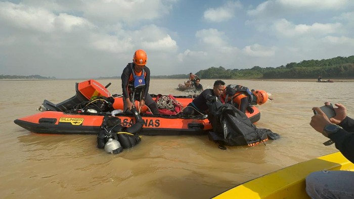 Tim SAR evakuasi remaja tenggelam di Sungai Batanghari, Jambi.
