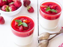 Resep Panna Cotta Stroberi ala Restoran yang Lembut Legit