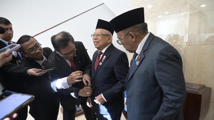 Saat Dubes RI untuk China, Djauhari Oratmangun, mengancingkan jas Wapres Maruf Amin, di Nanning, China, Sabtu (16/9/2023).