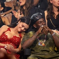 Selena Gomez hadir di MTV VMA’s 2023 karena mendapatkan sederet nominasi yaitu Best Duet, Song of the Year dan Best Afrobeats. Nominasi itu didapatkannya untuk lagu kolaborasinya dengan penyanyi asal Nigeria, Divine Ikubor atau Rema. Keduanya duet dalam lagu berjudul Calm Down yang dirilis pada 2022. Foto: Dok Getty Images via AFP