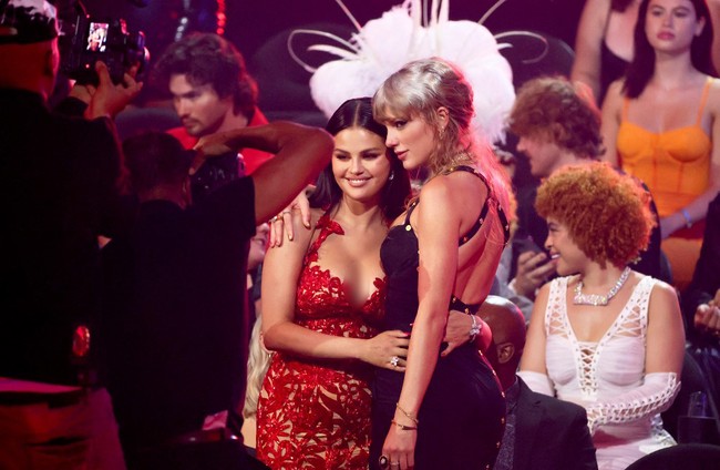Selena Gomez juga sempat bertemu dengan sahabatnya Taylor Swift di MTV Video Music Awards 2023. Foto: Dok Getty Images via AFP