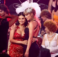 Selena Gomez juga sempat bertemu dengan sahabatnya Taylor Swift di MTV Video Music Awards 2023. Foto: Dok Getty Images via AFP