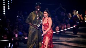 8 Potret Red Hot Selena Gomez Saat Mesra dengan Penyanyi Nigeria