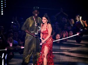 8 Potret Red Hot Selena Gomez Saat Mesra dengan Penyanyi Nigeria