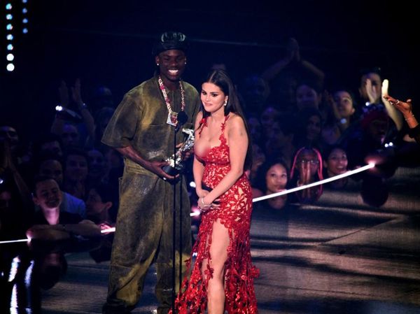 8 Potret Red Hot Selena Gomez Saat Mesra dengan Penyanyi Nigeria
