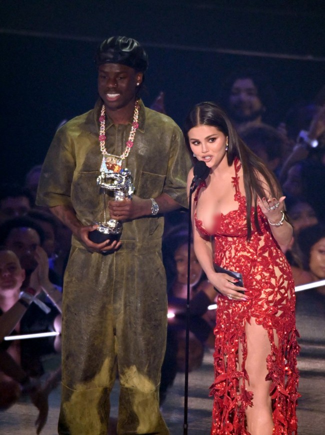 Mantan kekasih Justin Bieber itu naik ke atas panggung MTV VMA’s 2023 bersama pasangan duetnya Rema. Selena dan Rema menyampaikan terimakasih kepada semua pihak sehingga Calm Down bisa memenangkan lagu Afrobeats terbaik. Foto: Dok Getty Images via AFP
