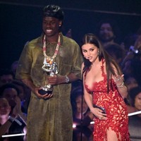 Mantan kekasih Justin Bieber itu naik ke atas panggung MTV VMA’s 2023 bersama pasangan duetnya Rema. Selena dan Rema menyampaikan terimakasih kepada semua pihak sehingga Calm Down bisa memenangkan lagu Afrobeats terbaik. Foto: Dok Getty Images via AFP