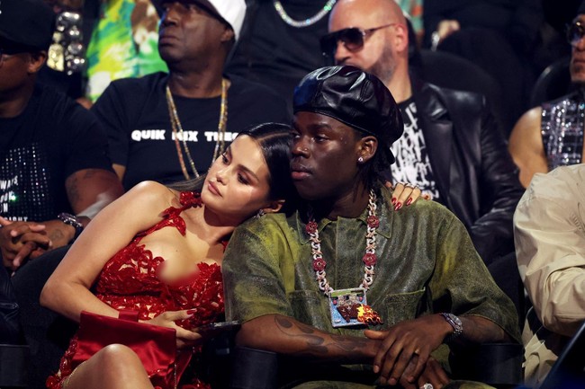 Selama menyaksikan MTV VMA’s 2023 secara langsung di Prudential Center, New Jersey, Amerika Serikat, Selena Gomez duduk bersebelahan dengan Rema. Selena tak sungkan tampil mesra bersandar di bahu penyanyi Nigeria berusia 23 tahun itu. Foto: Dok Getty Images via AFP