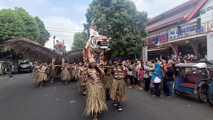 Semarak pawai seni budaya dalam Pesta Rakyat Simpedes yang digelar BRI di Purwokerto, Jawa Tengah.