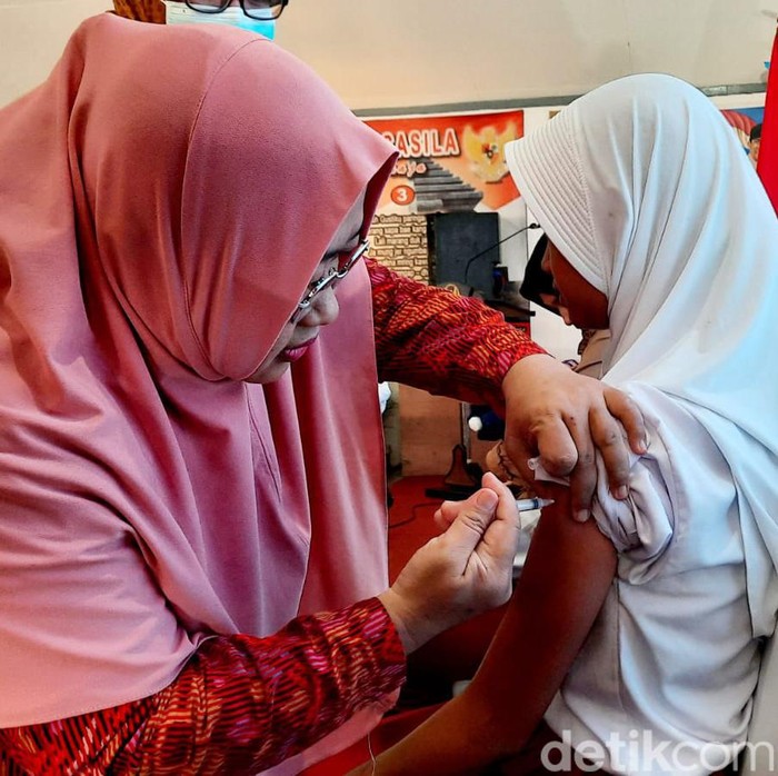siswa SD perempuan di Kota Blitar divaksin human papiloma virus (HPV) cegah kanker servicks