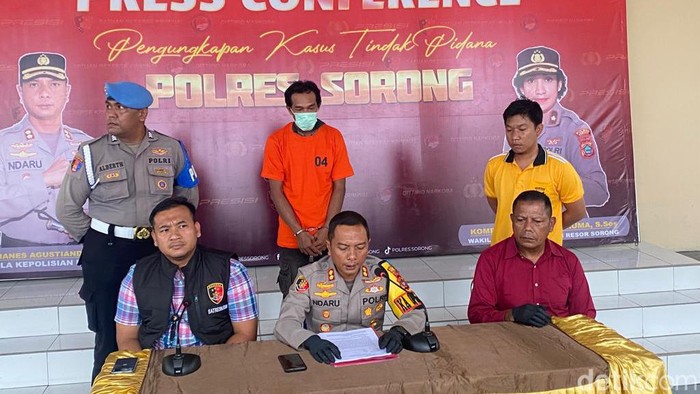 Press rilis kasus pembunuhan oleh Kapolres Sorong AKBP Yohanes Agustiandaru.