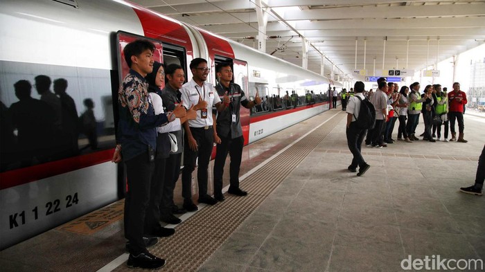 Rencananya Kereta Cepat Jakarta-Bandung akan diresmikan pada awal Oktober 2023 mendatang. Saat ini Stasiun Halim dan Tegalluar pun sudah siap melakukan pelayanan.