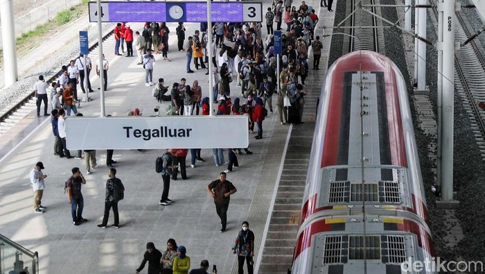 Rencananya Kereta Cepat Jakarta-Bandung akan diresmikan pada awal Oktober 2023 mendatang. Saat ini Stasiun Halim dan Tegalluar pun sudah siap melakukan pelayanan.