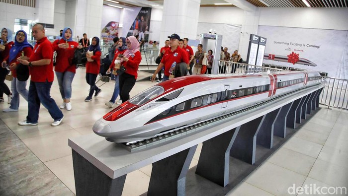 Rencananya Kereta Cepat Jakarta-Bandung akan diresmikan pada awal Oktober 2023 mendatang. Saat ini Stasiun Halim dan Tegalluar pun sudah siap melakukan pelayanan.