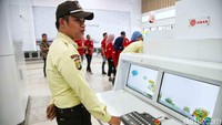 Total ada empat stasiun Kereta Cepat Jakarta Bandung. Setiap stasiun terintegrasi dengan moda transportasi massal di setiap wilayah. 