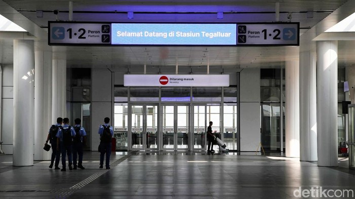 Rencananya Kereta Cepat Jakarta-Bandung akan diresmikan pada awal Oktober 2023 mendatang. Saat ini Stasiun Halim dan Tegalluar pun sudah siap melakukan pelayanan.