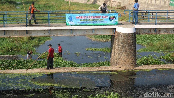 Sungai Gelis yang mengalir di Desa Ploso Kecamatan Jati, Kabupaten Kudus penuh sampah dan eceng. Foto diambil Sabtu (16/9/2023).