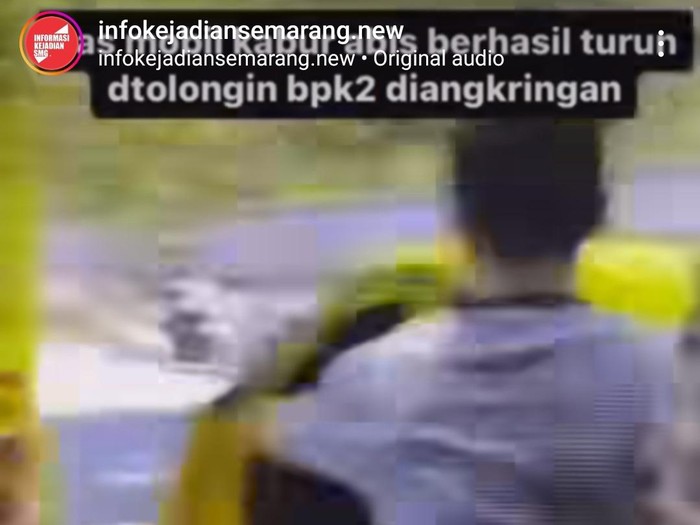 Tangkapan layar video saat mobil taksi online didatangi warga sebelum kabur di Semarang.