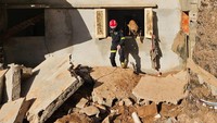 Tim SAR mengerahkan anjing pelacak untuk mencari korban banjir di Kota Derna, Libya. NGO IAE/Handout via Reuters.  