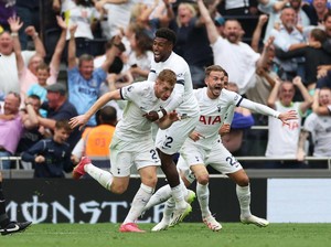 Bek Tottenham: Belum Waktunya Bicara Juara