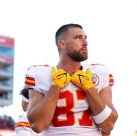 Hubungan keduanya kini jadi sorotan, sebab Travis Kelce mengaku pernah mengencani 50 wanita sekaligus, beberapa tahun lalu. Kisah cinta Taylor pun sering jadi konsumsi publik karena ia sering berpindah ke lain hati tak lama setelah putus cinta. Foto: Instagram Travis Kelce