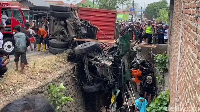Truk kontainer rem blong tabrak mobil-motor di Flyover Kretek Paguyangan Brebes, Sabtu (16/9/2023).